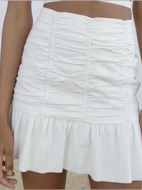 Zara ruched flutter mini skirt. Size XL